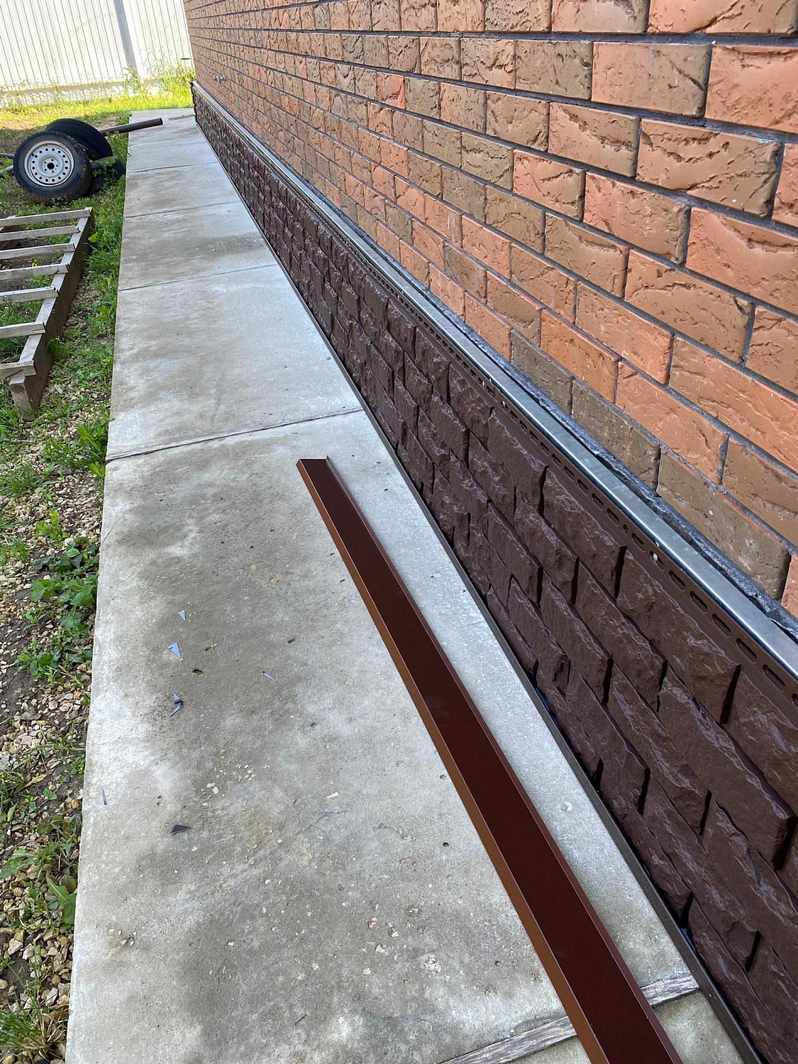 Комплекс работ по монтажу фасадных панелей на цокольную часть дома