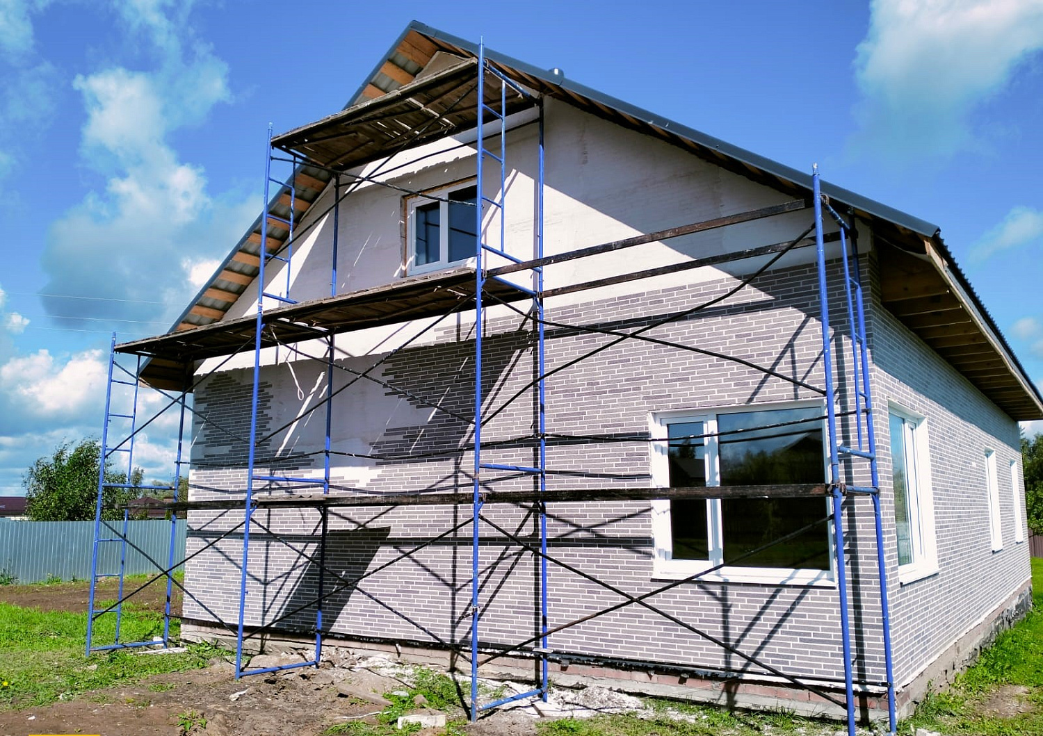 Монтаж фасадной системы АМК на стены из газобетона