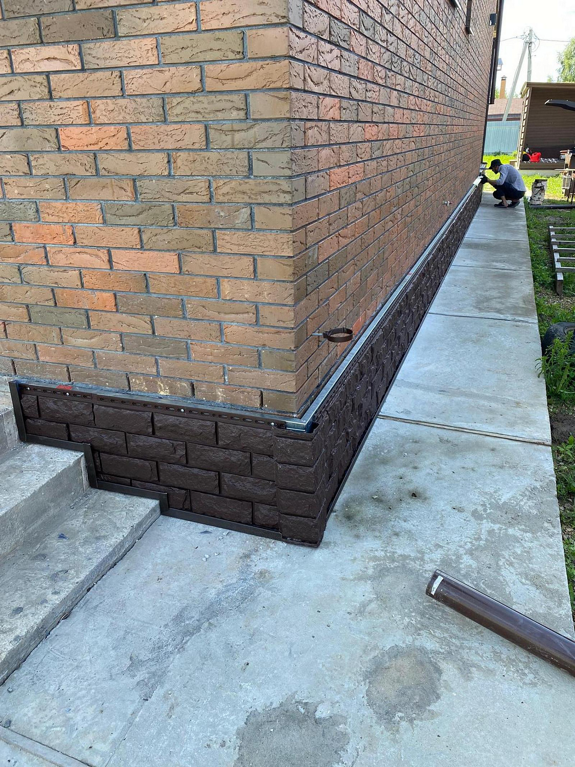 Комплекс работ по монтажу фасадных панелей на цокольную часть дома