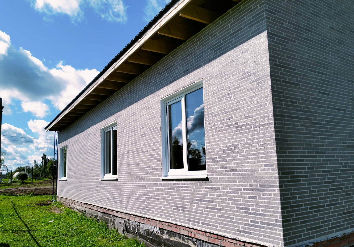 Монтаж фасадной системы АМК на стены из газобетона