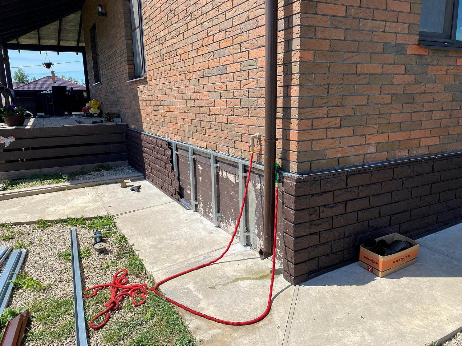 Комплекс работ по монтажу фасадных панелей на цокольную часть дома